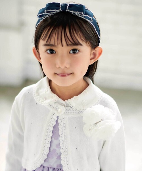 BeBe（ベベ）の「【日本製】フラワーコサージュ（ブローチ/コサージュ・キッズ・ブルー/ホワイト・FREE）」の3枚目の写真