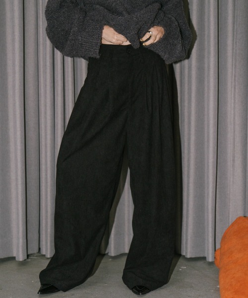 VION(ヴィオン)の「コーデュロイタックワイドパンツ / Corduroy Tuck Wide Pants(その他パンツ・レディース・ブラック/ブラウン・FREE)」の1枚目の写真