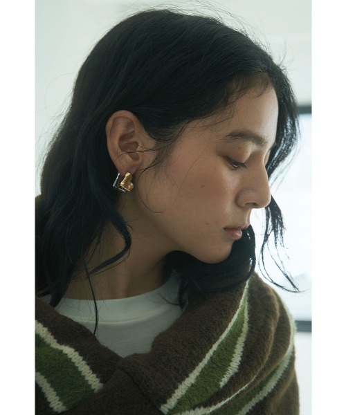 marjour（マージュール）の「WAVE METAL PIERCE（ピアス（両耳用）・レディース・シルバー×ゴールド・FREE）」の4枚目の写真