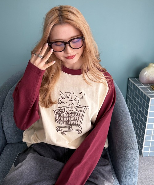 DOUBLE NAME(ダブルネーム)の「一緒にショッピングしたい恐竜ロンTEE(Tシャツ/カットソー・レディース・カーキ/レッド/ブラック系その他・FREE)」の1枚目の写真