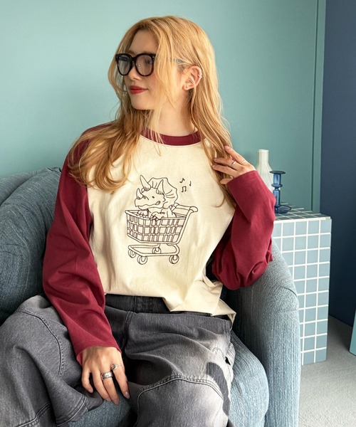DOUBLE NAME(ダブルネーム)の「一緒にショッピングしたい恐竜ロンTEE(Tシャツ/カットソー・レディース・カーキ/レッド/ブラック系その他・FREE)」の4枚目の写真
