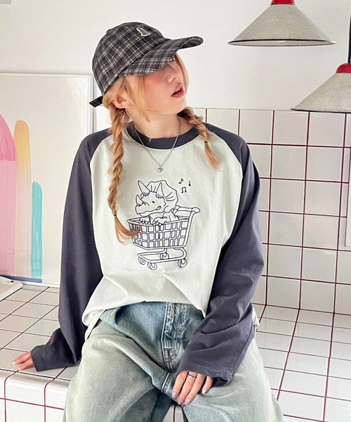 DOUBLE NAME(ダブルネーム)の「一緒にショッピングしたい恐竜ロンTEE(Tシャツ/カットソー・レディース・カーキ/レッド/ブラック系その他・FREE)」の16枚目の写真