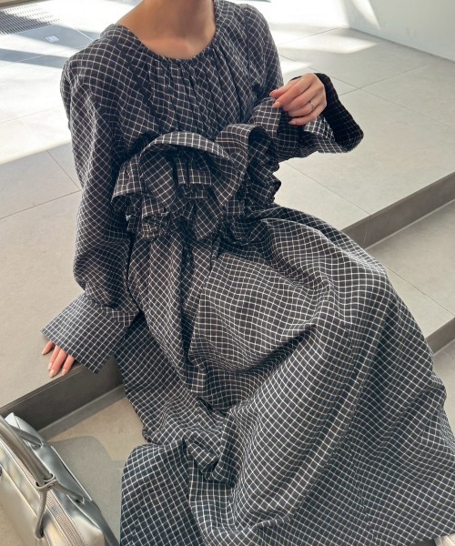 emmi(エミ)の「チェックフリルビスチェ【セットアップ対応】(その他トップス・レディース・サックスブルー/ネイビー・F)」の5枚目の写真