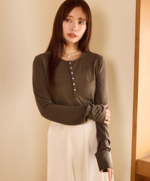 mysty woman（ミスティウーマン）の「【WEB限定】柔らかヘンリーネックロンT　667610（Tシャツ/カットソー・レディース・グレイッシュベージュ/ブラック/ネイビー/チャコールグレー/オフホワイト・FREE）」の4枚目の写真