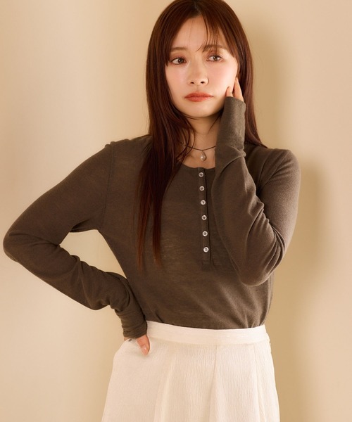 mysty woman（ミスティウーマン）の「【WEB限定】柔らかヘンリーネックロンT　667610（Tシャツ/カットソー・レディース・グレイッシュベージュ/ブラック/ネイビー/チャコールグレー/オフホワイト・FREE）」の12枚目の写真