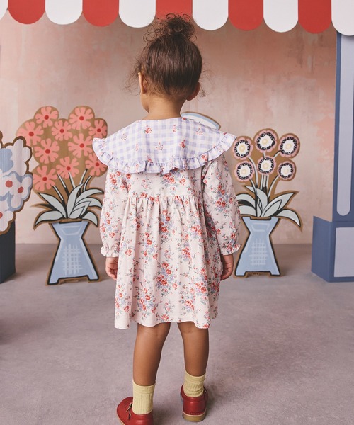 Cath Kidston（キャスキッドソン）の「キッズ フリルカラー ロングスリーブ  ワンピース Spray Floral Placement（ワンピース・キッズ・アイボリー・122/110/98）」の3枚目の写真