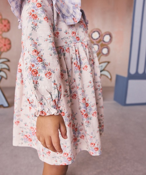 Cath Kidston（キャスキッドソン）の「キッズ フリルカラー ロングスリーブ  ワンピース Spray Floral Placement（ワンピース・キッズ・アイボリー・122/110/98）」の4枚目の写真