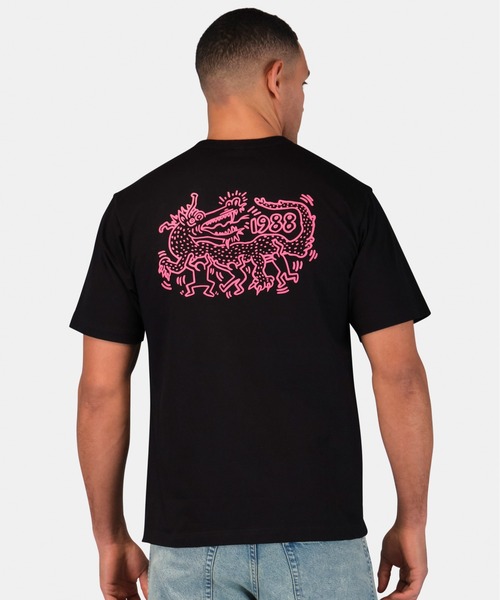 Alpha Industries（アルファインダストリーズ）の「Alpha Industries/アルファインダストリーズ/Keith Haring X Alpha GRAPHIC TEE DRAGON/ キース へリング グラフィック Tシャツ ドラゴン（Tシャツ/カットソー・メンズ・ブラック・SMALL/MEDIUM/LARGE/X-LARGE/X-SMALL）」の7枚目の写真