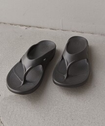 OOFOS（ウーフォス）の「OOFOS: OOriginal ウーオリジナル トング リカバリー サンダル 26SS◇（サンダル）」