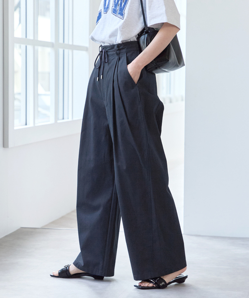 U by SPICK&SPAN（ユーバイスピックアンドスパン）の「ルーズタックチノパンツ（チノパンツ・レディース・カーキ/ベージュ/ネイビー・34/36/38）」の3枚目の写真