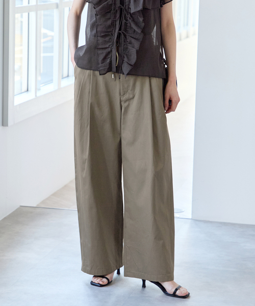 U by SPICK&SPAN（ユーバイスピックアンドスパン）の「ルーズタックチノパンツ（チノパンツ・レディース・カーキ/ベージュ/ネイビー・34/36/38）」の2枚目の写真