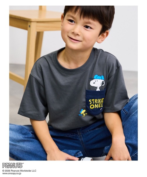 PEANUTS(ピーナッツ)の「【PEANUTS/ピーナッツ】 スヌーピー ポケット プリント Tシャツ(Tシャツ/カットソー・メンズ・チャコール・100cm/110cm/120cm/130cm/140cm/150cm/160cm)」の1枚目の写真