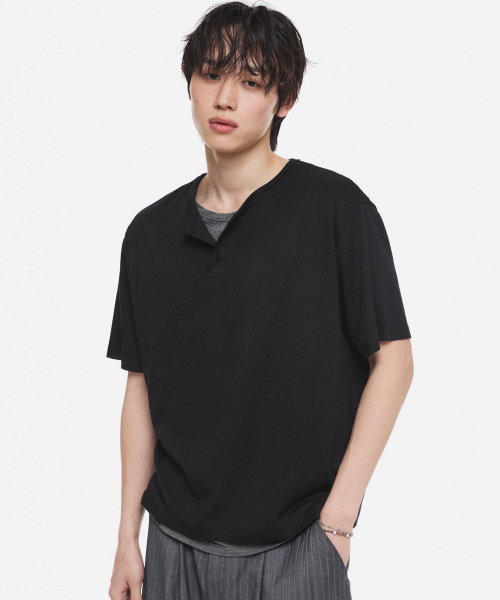 DNSR(ディーエヌエスアール)の「レイヤードヘンリーネックTシャツブラック(Tシャツ/カットソー・メンズ・その他・MEDIUM/LARGE/X-LARGE)」の2枚目の写真