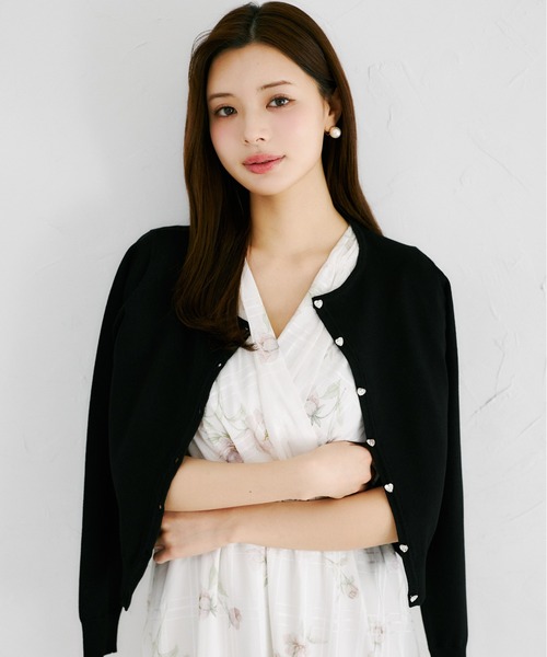tocco closet(トッコ クローゼット)の「UVカット&接触冷感&ハンドウォッシュ♪ハートビジュー釦カーディガン(カーディガン/ボレロ・レディース・オフホワイト/ブラック/サックスブルー・M)」の2枚目の写真