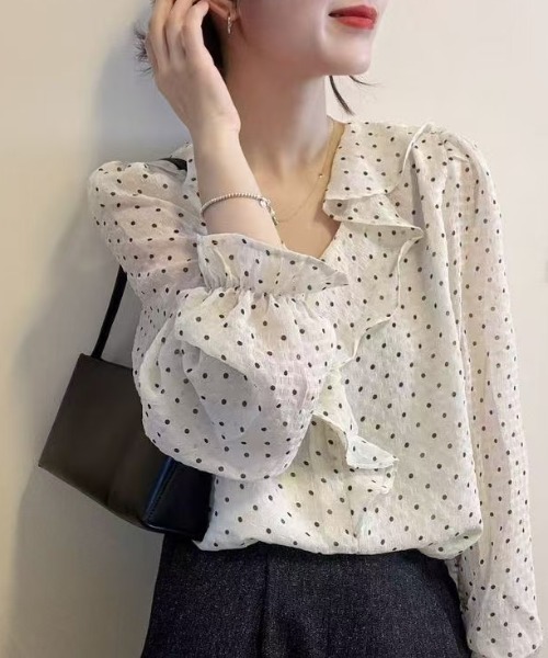 AMAJI(アマジ)の「ドット柄 シャツ トップス(シャツ/ブラウス・レディース・ホワイト・XX-LARGE/X-LARGE/LARGE)」の1枚目の写真