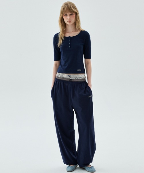 Mardi Mercredi(マルディメクルディ)の「JOGGER PANTS MARDI LOGO HOTFIX / ジョガー パンツ マルディ ロゴ ホットフィックス(スウェットパンツ・レディース・ネイビー/アイボリー/ブラック/グレー・FREE)」の4枚目の写真
