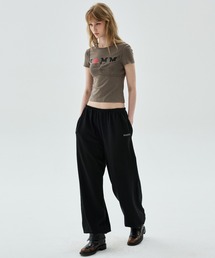 Mardi Mercredi（マルディメクルディ）の「JOGGER PANTS MARDI LOGO HOTFIX / ジョガー パンツ マルディ ロゴ ホットフィックス（スウェットパンツ）」