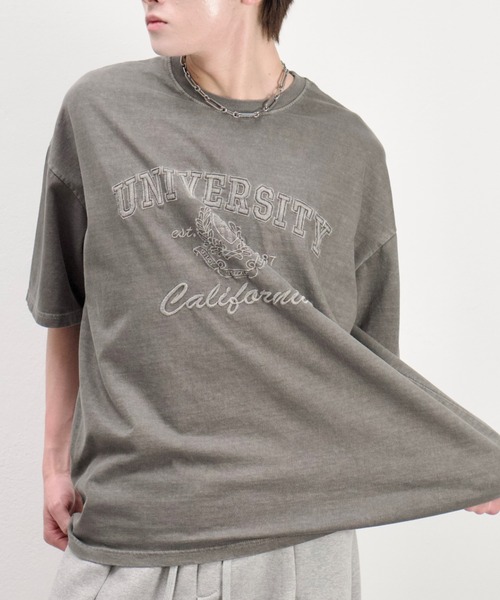 Chikashitsu +(チカシツプラス)の「【Chikashitsu +】Pigment university t-shirt / 【チカシツプラス】ピグメントユニバーシティ半袖Tシャツ(Tシャツ/カットソー・メンズ・ブラック/ネイビー/チャコール・ONE SIZE)」の1枚目の写真