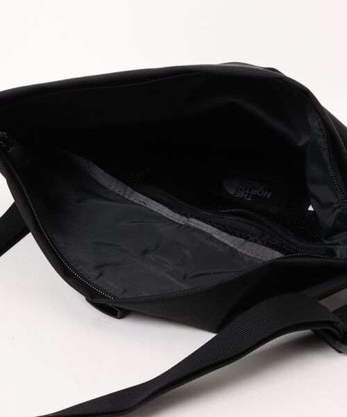 THE NORTH FACE(ザノースフェイス)の「【THE NORTH FACE】BASE CAMP SHOULDER BAG NF0A8BK6(ショルダーバッグ・メンズ・ブラック・FREE)」の4枚目の写真