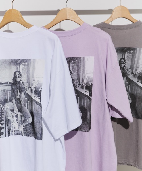 Unitage(ユニテージ)の「バックフォトBIG TEE(Tシャツ/カットソー・レディース・ライトパープル/ホワイト/チャコールグレー・FREE)」の2枚目の写真