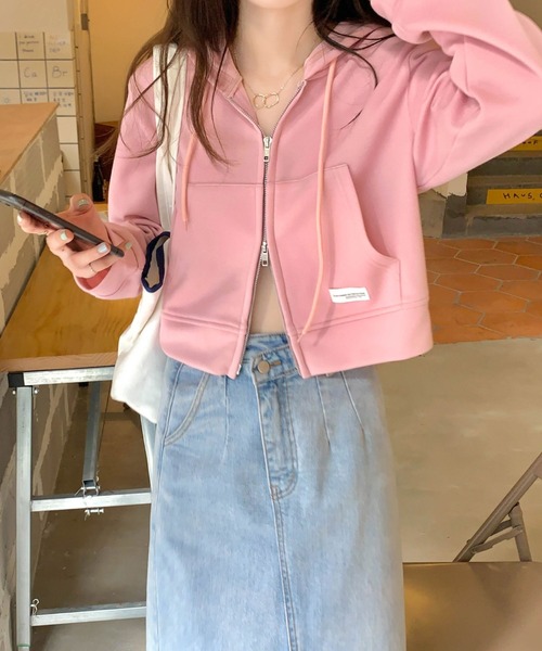 boemy(ボエミー)の「ワンポイントロゴ クロップドパーカー(パーカー・レディース・ブラック・FREE)」の2枚目の写真