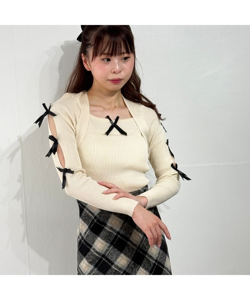 marcydorn(マーシードルン)の「肩あき×リボンガーリーニットトップス(ニット/セーター・レディース・ホワイト・ONE SIZE)」の11枚目の写真