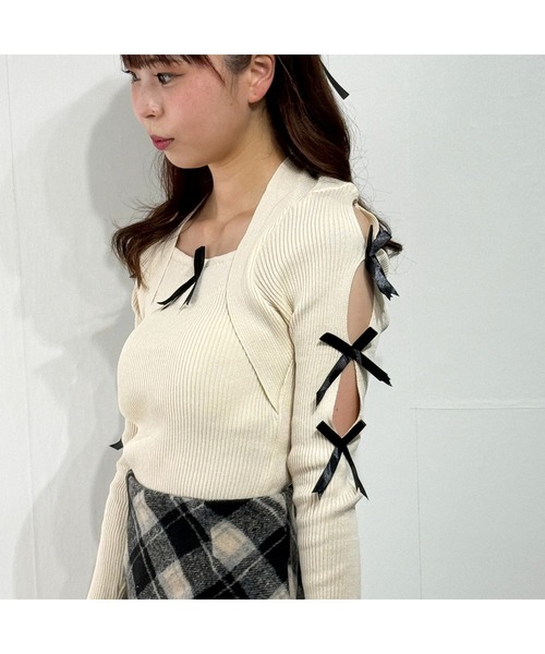 marcydorn(マーシードルン)の「肩あき×リボンガーリーニットトップス(ニット/セーター・レディース・ホワイト・ONE SIZE)」の5枚目の写真