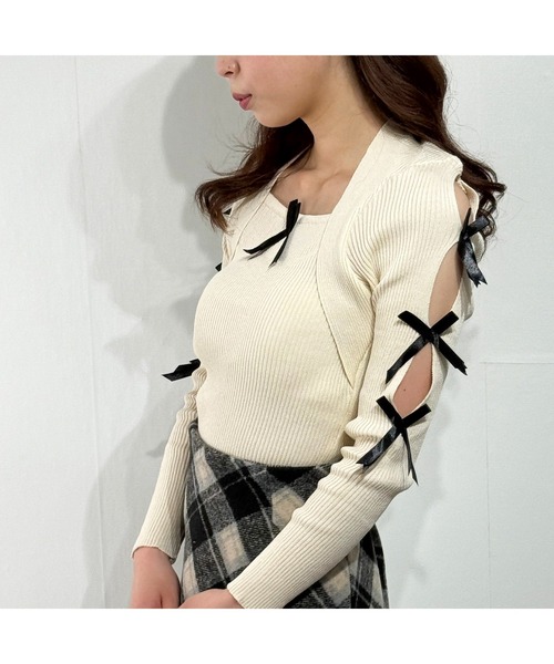 marcydorn(マーシードルン)の「肩あき×リボンガーリーニットトップス(ニット/セーター・レディース・ホワイト・ONE SIZE)」の4枚目の写真