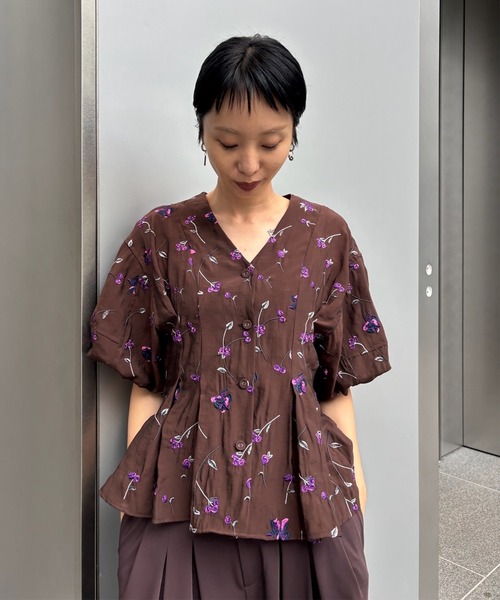 Ameri(アメリ)の「LUCIA BERRY EMBROIDERY SEER GOWN(シャツ/ブラウス・レディース・ホワイト/ブラウン・FREE)」の17枚目の写真