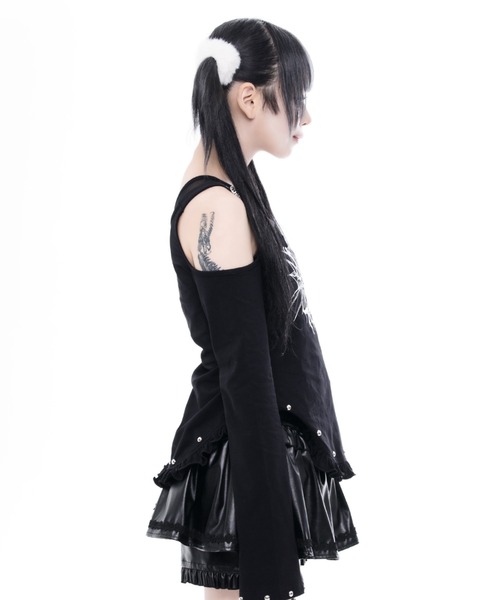 TRAVAS TOKYO(トラバス トウキョウ)の「『TRAVAS TOKYO/トラバス トーキョー』ゴシックロゴオフショルトップス(Tシャツ/カットソー・レディース・ブラック×ホワイト/ブラック×ピンク・FREE)」の3枚目の写真