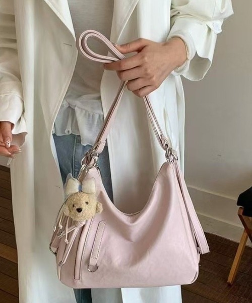 Lips（リップス）の「ショルダーにもリュックにも！2WAYで使えるフェイクレザーバッグ（ショルダーバッグ・レディース・ブラック/ホワイト/ピンク・FREE）」の10枚目の写真