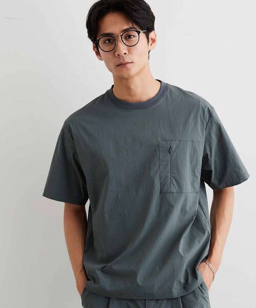 THE SHOP TK (ザ ショップ ティーケー )の「【接触冷感/洗濯機OK/セットアップ可】ナイロンストレッチ半袖Tシャツ(Tシャツ/カットソー・メンズ・ダークグレー/ブラック・02/03)」の1枚目の写真