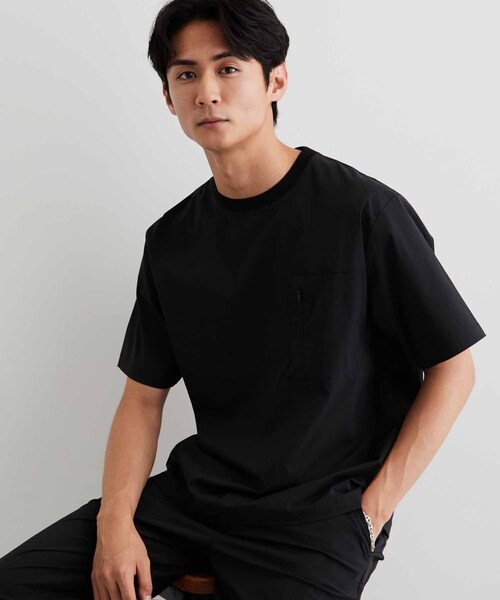 THE SHOP TK (ザ ショップ ティーケー )の「【接触冷感/洗濯機OK/セットアップ可】ナイロンストレッチ半袖Tシャツ(Tシャツ/カットソー・メンズ・ダークグレー/ブラック・02/03)」の3枚目の写真