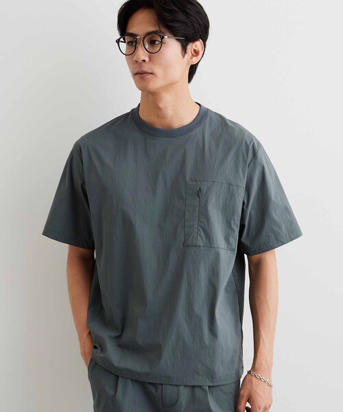 THE SHOP TK (ザ ショップ ティーケー )の「【接触冷感/洗濯機OK/セットアップ可】ナイロンストレッチ半袖Tシャツ(Tシャツ/カットソー・メンズ・ダークグレー/ブラック・02/03)」の7枚目の写真