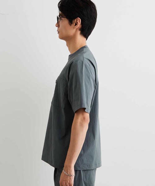 THE SHOP TK (ザ ショップ ティーケー )の「【接触冷感/洗濯機OK/セットアップ可】ナイロンストレッチ半袖Tシャツ(Tシャツ/カットソー・メンズ・ダークグレー/ブラック・02/03)」の12枚目の写真