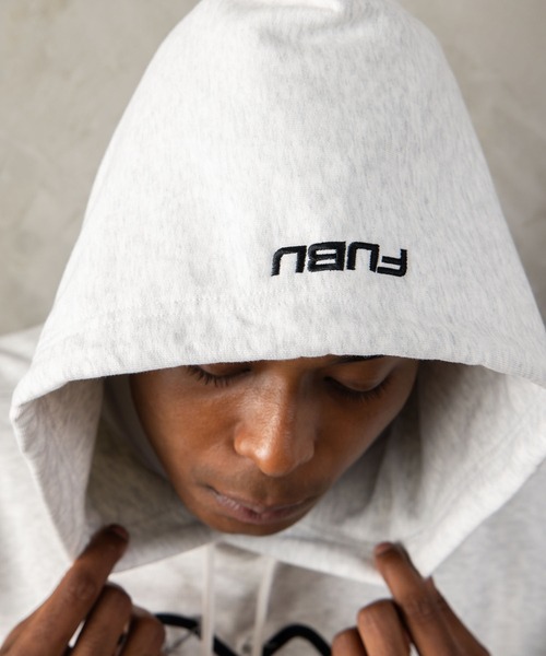 FUBU（ フブ）の「FUBU フブ M’S BARBED WIRE OG LOGO HOODIE/バーブワイヤーOGロゴフーディー（パーカー・メンズ・アッシュグレー/ブラック・M/L/XL/XXL）」の22枚目の写真