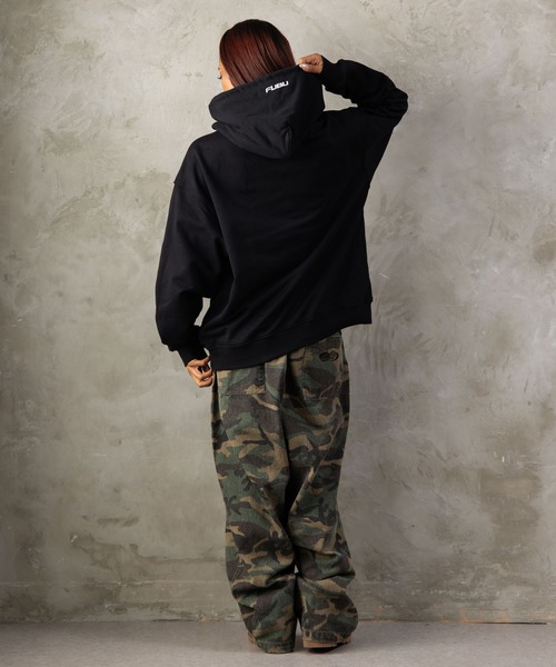 FUBU（ フブ）の「FUBU フブ M’S BARBED WIRE OG LOGO HOODIE/バーブワイヤーOGロゴフーディー（パーカー・メンズ・アッシュグレー/ブラック・M/L/XL/XXL）」の11枚目の写真