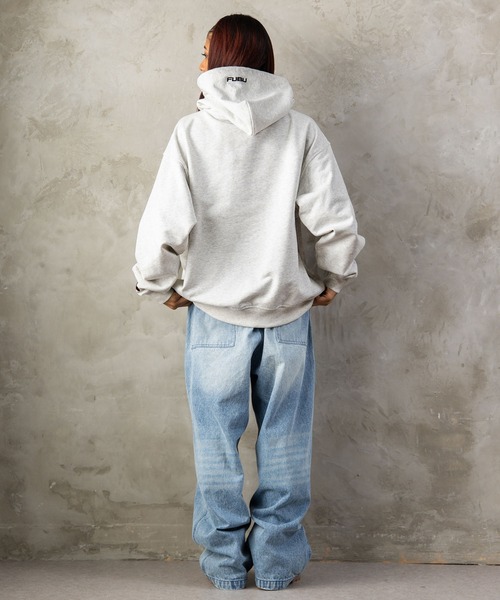 FUBU（ フブ）の「FUBU フブ M’S BARBED WIRE OG LOGO HOODIE/バーブワイヤーOGロゴフーディー（パーカー・メンズ・アッシュグレー/ブラック・M/L/XL/XXL）」の18枚目の写真