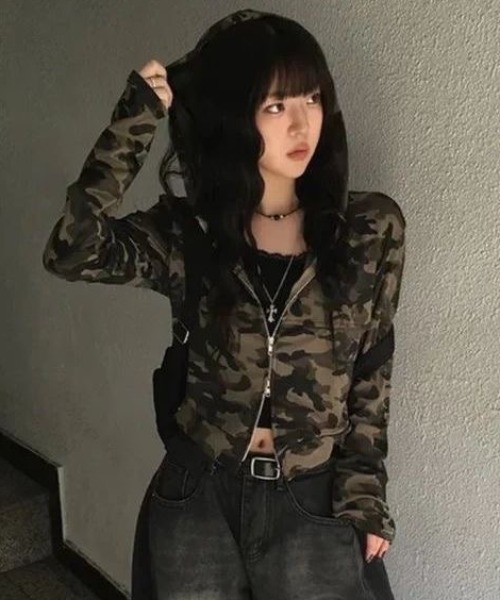 SHERU(シェル)の「迷彩柄ジップパーカー クロップド丈 フード付き 長袖トップス Y2K(パーカー・レディース・カーキ・M)」の3枚目の写真