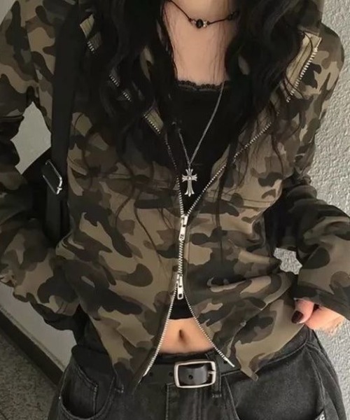 SHERU(シェル)の「迷彩柄ジップパーカー クロップド丈 フード付き 長袖トップス Y2K(パーカー・レディース・カーキ・M)」の5枚目の写真
