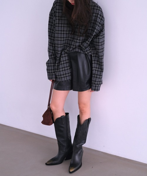 AKTE(アクテ)の「フェイクレザーショートパンツ(その他パンツ・レディース・ブラック・1/2)」の4枚目の写真