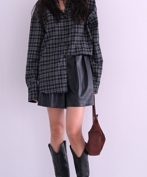 AKTE(アクテ)の「フェイクレザーショートパンツ(その他パンツ・レディース・ブラック・1/2)」の6枚目の写真