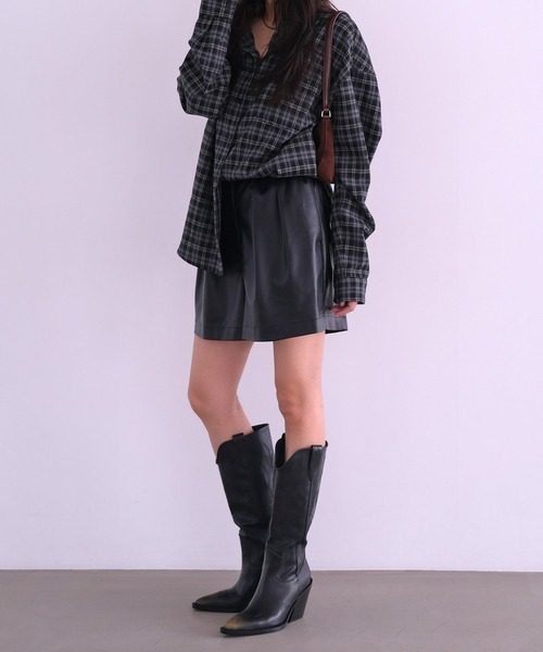 AKTE(アクテ)の「フェイクレザーショートパンツ(その他パンツ・レディース・ブラック・1/2)」の7枚目の写真