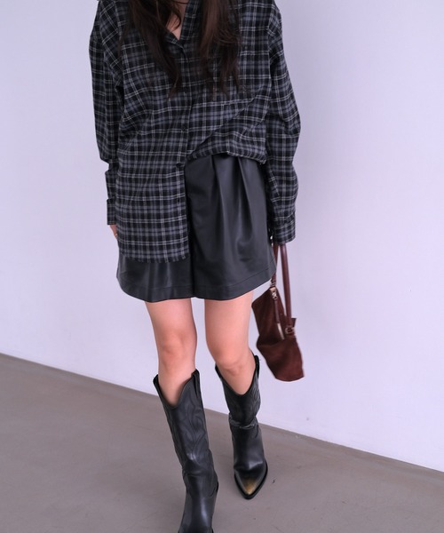 AKTE(アクテ)の「フェイクレザーショートパンツ(その他パンツ・レディース・ブラック・1/2)」の8枚目の写真