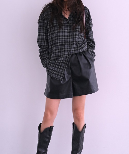 AKTE(アクテ)の「フェイクレザーショートパンツ(その他パンツ・レディース・ブラック・1/2)」の10枚目の写真