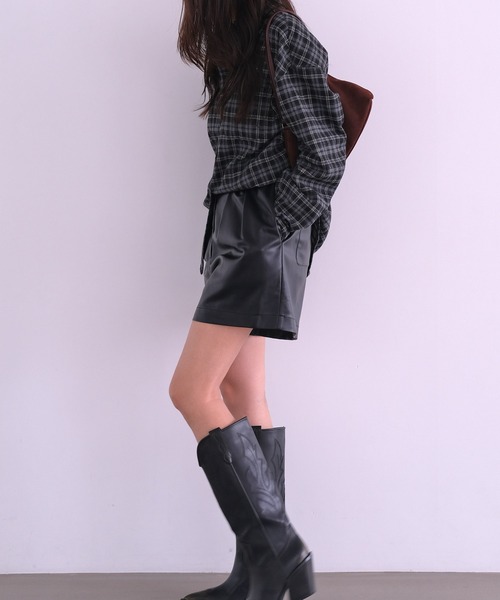 AKTE(アクテ)の「フェイクレザーショートパンツ(その他パンツ・レディース・ブラック・1/2)」の11枚目の写真