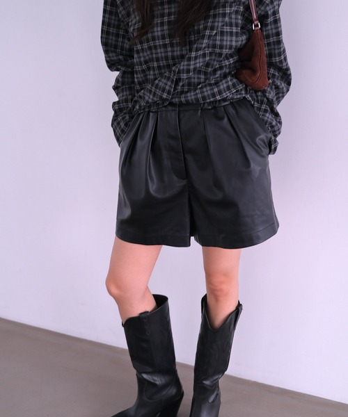 AKTE(アクテ)の「フェイクレザーショートパンツ(その他パンツ・レディース・ブラック・1/2)」の12枚目の写真