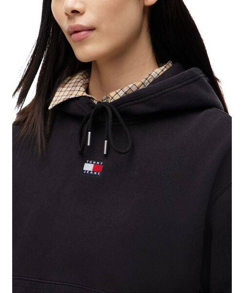 tommy jeans（トミー ジーンズ）の「【オンライン限定】バッジフーディ―（スウェット・レディース・ホワイト/ブラック・SMALL/MEDIUM/X-SMALL）」の4枚目の写真