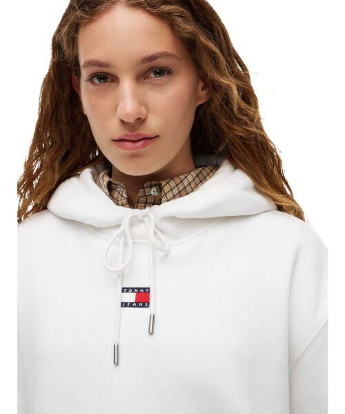 tommy jeans（トミー ジーンズ）の「【オンライン限定】バッジフーディ―（スウェット・レディース・ホワイト/ブラック・SMALL/MEDIUM/X-SMALL）」の9枚目の写真