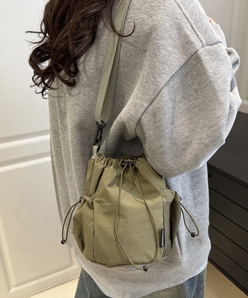 SAISON DE PAPILLON(セゾンドパピヨン)の「【新作登場】ショルダーバッグ レディース 巾着バッグ 軽量 ナイロンバッグ 2WAY 斜め掛け 肩掛け ドローストリング メッシュポケット ミニバッグ カジュアル 韓国ファッション(ショルダーバッグ・レディース・カーキ/ブラック/ベージュ・フリー)」の16枚目の写真